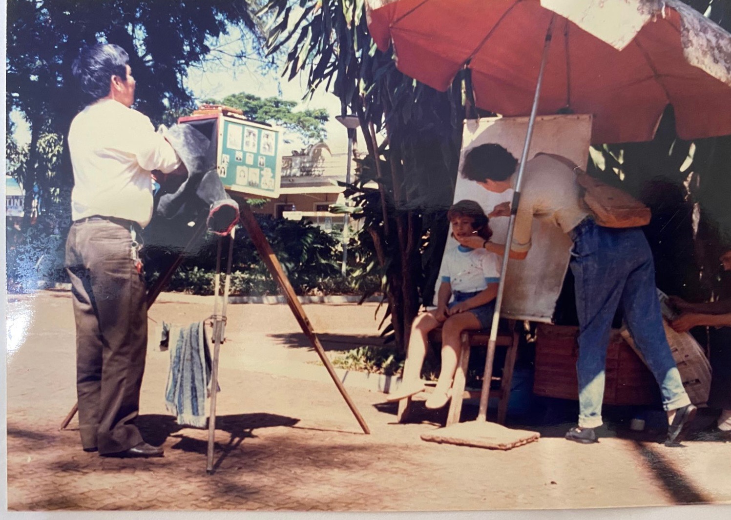 Foto: Fotografo lambe-lambe em atividade na Praça Ary Coelho/Reprodução (Marineti Pinheiro)