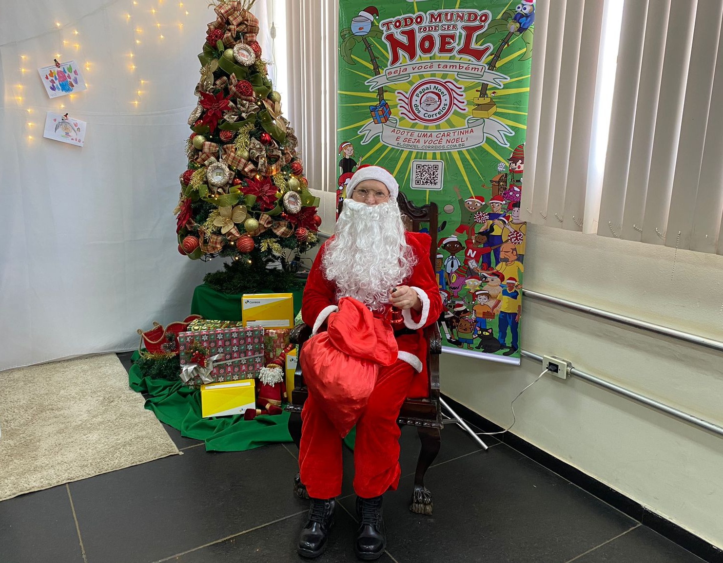 Foto: O próprio Papai Noel estava presente no evento para ouvir os desejos das crianças/Berlim Caldeirão