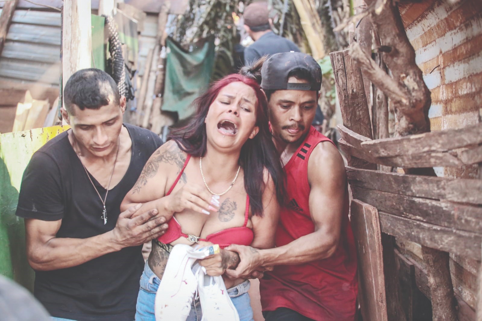 Foto: Em meio à dor de quem
perdeu tudo, Tatiane
Ferreira chora, ao ser
retirada de casa/Marcos Maluf