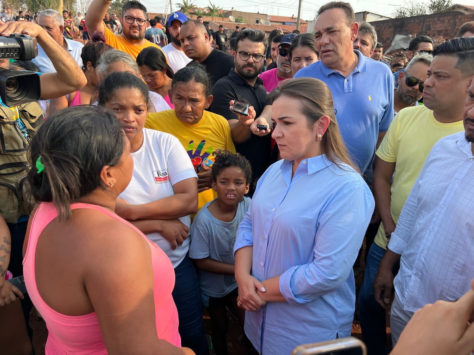 Foto: A Prefeita chegou logo após os incêndios da comunidade e prestou assistência aos moradores/Divulgação