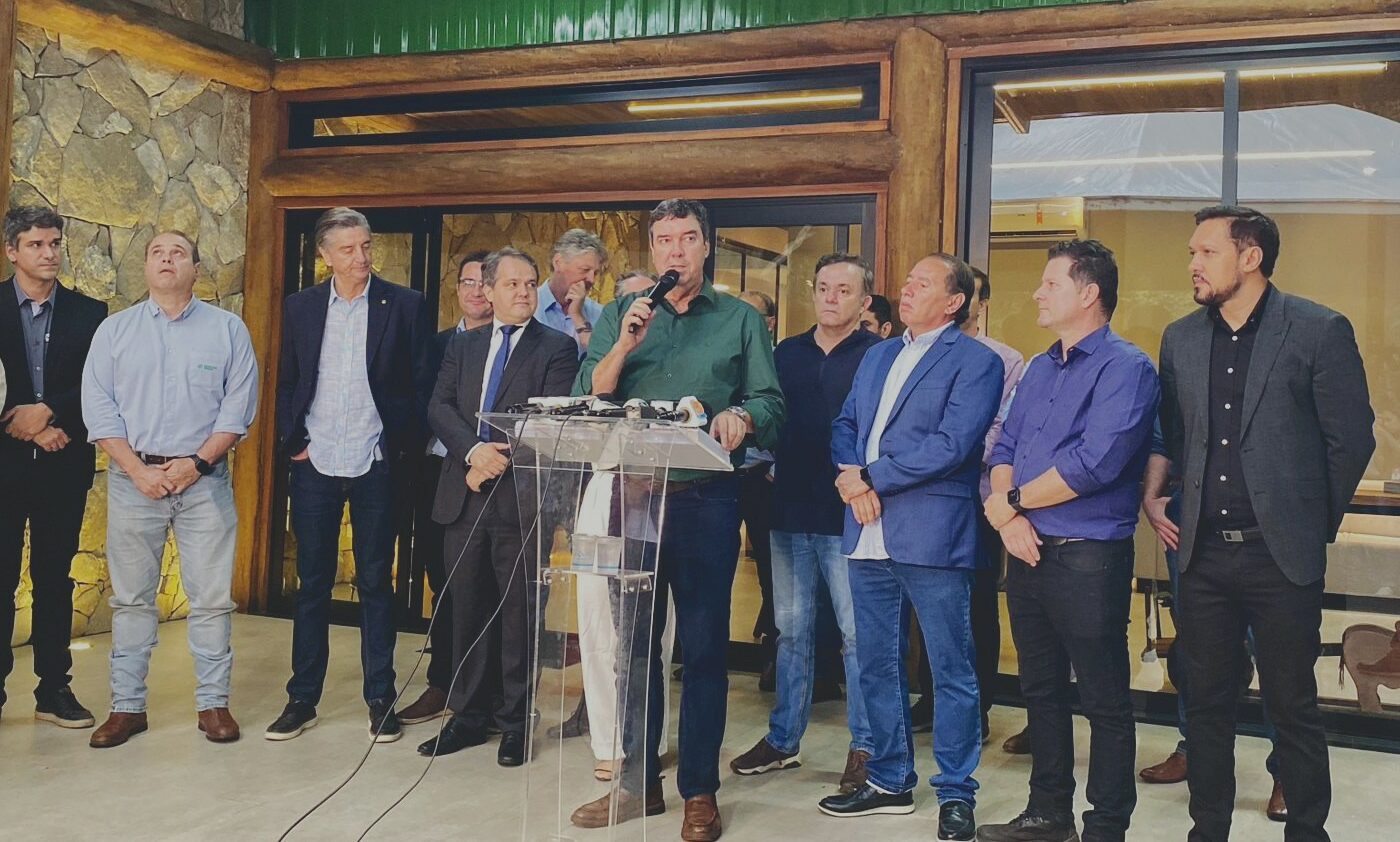 Foto: Governador Eduardo Riedel
se reuniu com representantes
pantaneiros, prefeitos e
parlamentares para discutir a
Lei do Pantanal/Reprodução