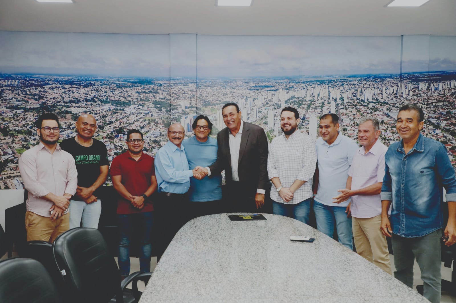Foto: Carlão passa a
presidência da Câmara
Municipal a Dr.
Loester, para assumir
interinamente a prefeitura/Izaias Medeiros/CMCG
