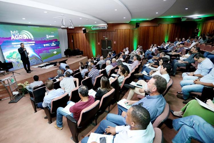 O mercado de trabalho e a formação profissional para o público em geral