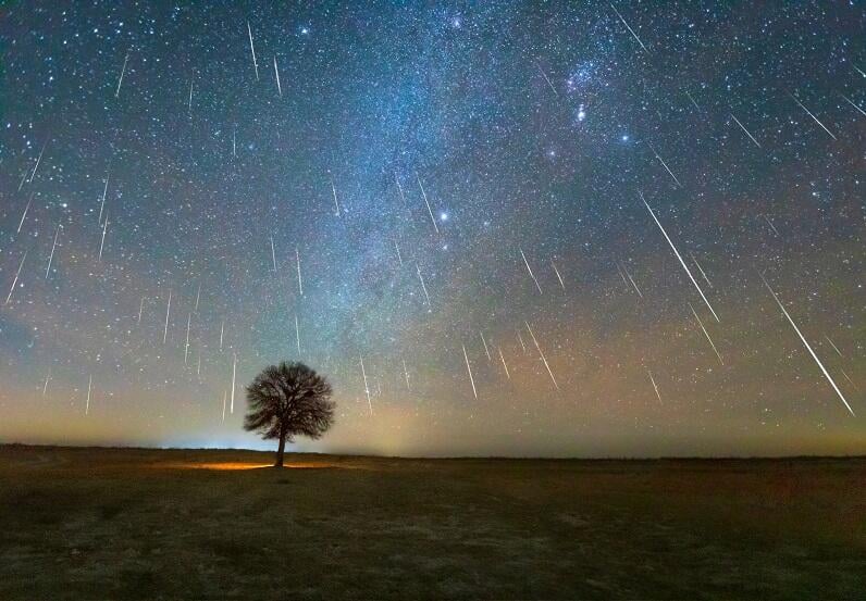 Registro fotográfico da chuva de meteoros Geminídeas capturado em 13-12-2020, no deserto de Kubuqi, localizado no interior da Mongólia, China. (Imagem: Getty Images)