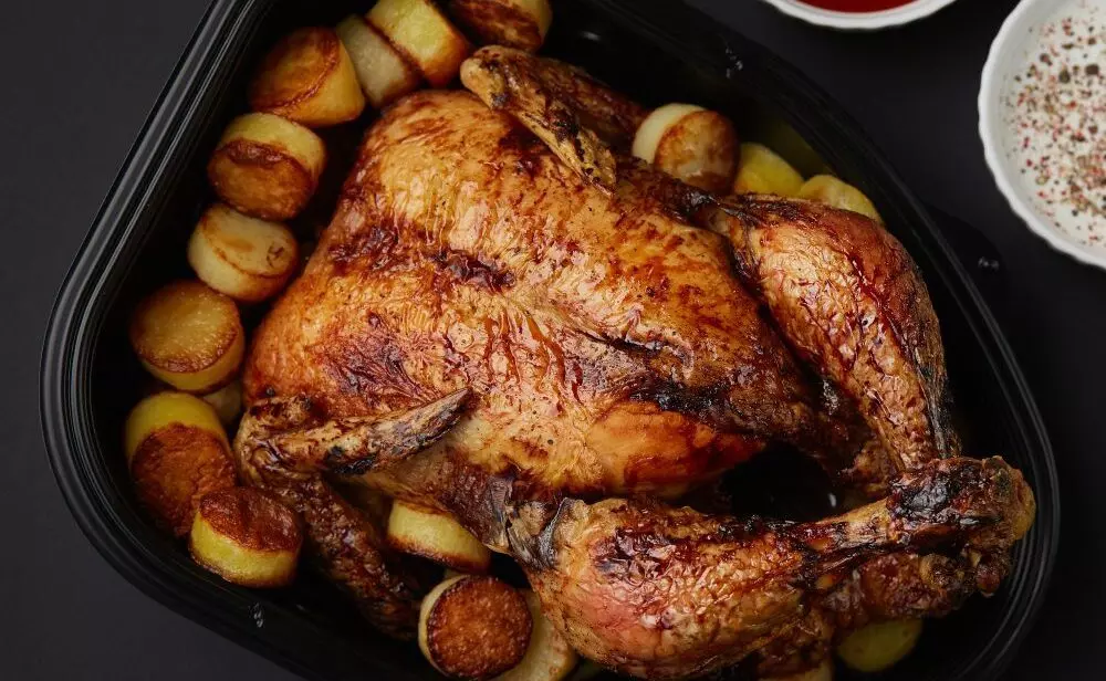 Entenda como é possível preparar a tradicional ave natalina no equipamento que conquistou o coração dos brasileiros.| Foto: Freepik / Reprodução