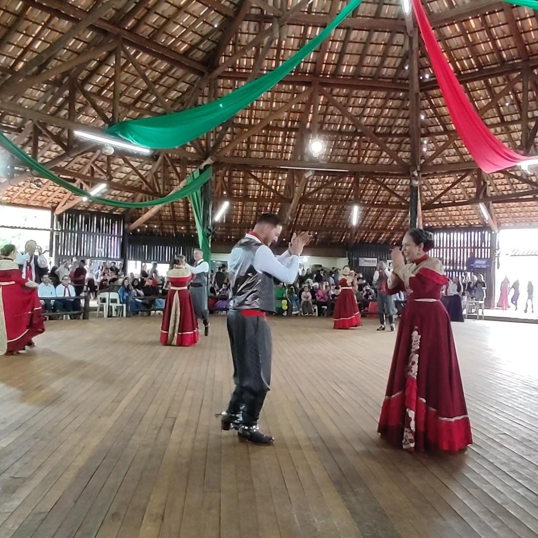 Foto: Legado:
As roupas, a dança
e a integração são
parte importante das
tradições gaúchas
que o festival busca
fortalecer com o
encontro regional/Reprodução