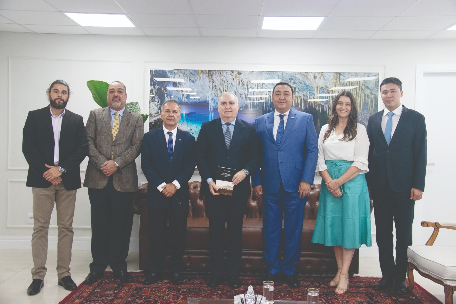 Foto: Na manhã de ontem,
embaixador e cônsul
participaram de uma
visita à sede do TJMS/Cayo Cruz