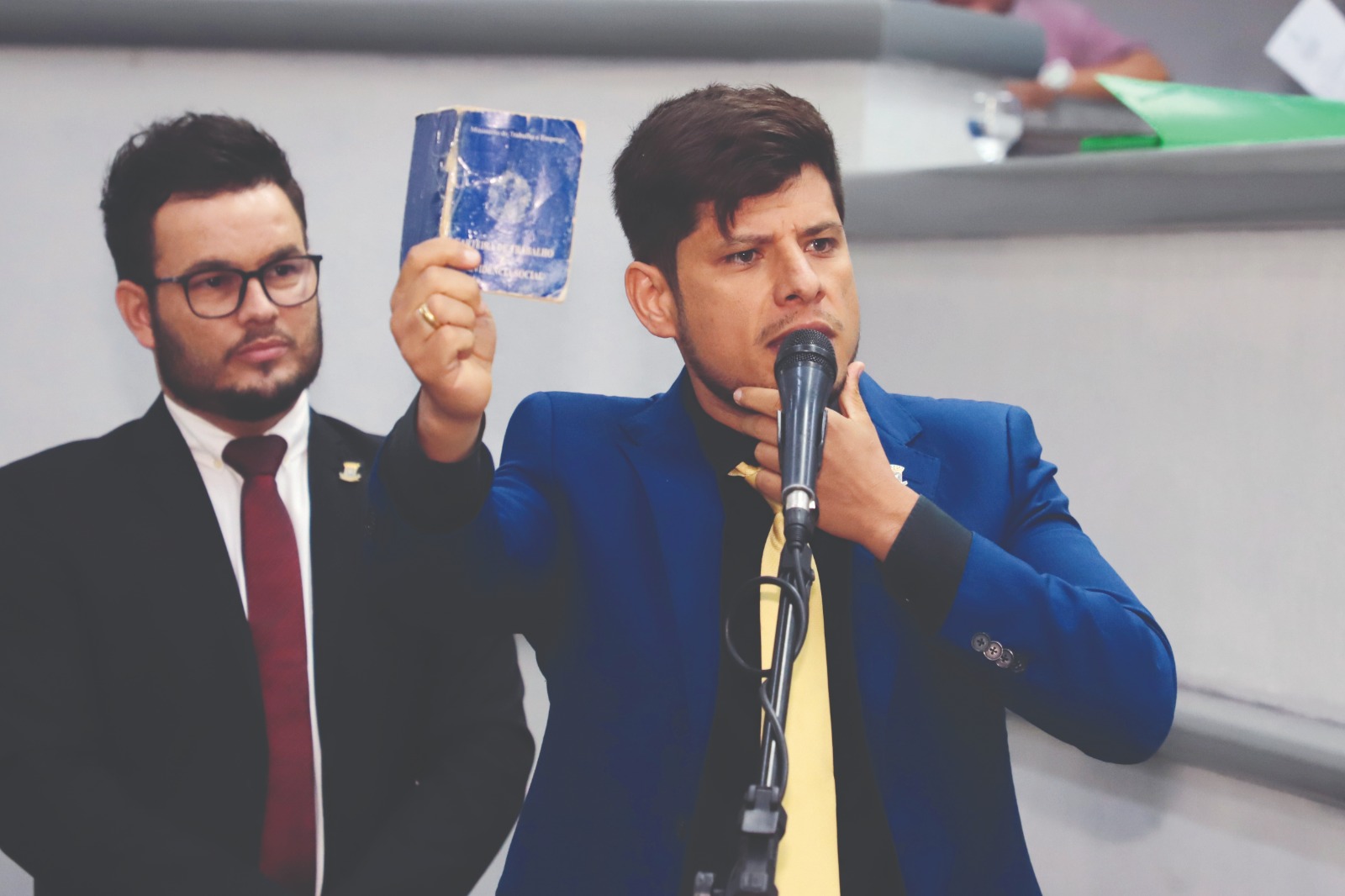 Vereador Tiago Vargas
mostra carteira de
trabalho a manifestantes
e provoca confusão em
sessão da Câmara. Foto: Divulgação/Isaias Medeiros
