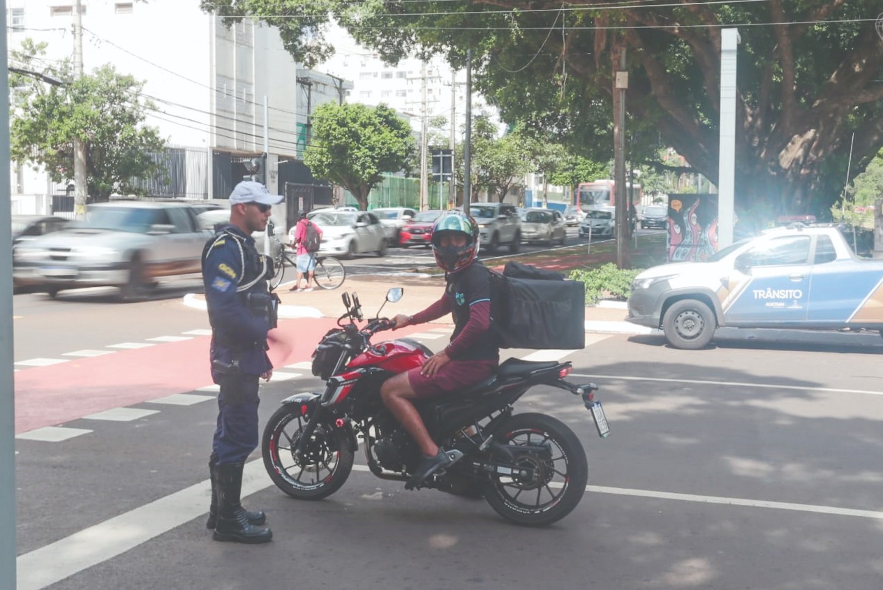 Foto: Agentes estarão
auxiliando e orientando
os condutores nestes
primeiros 15 dias/Marcos Maluf