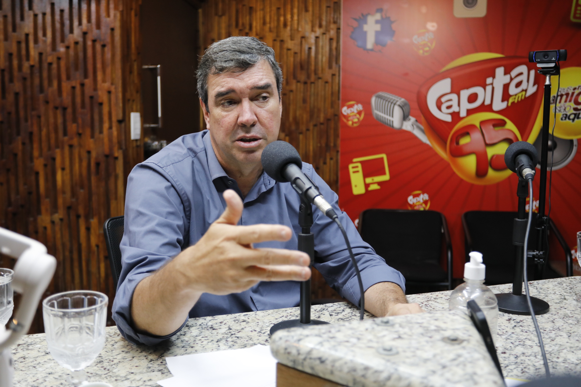 Governador Eduardo Riedel, em entrevista antes de sair de férias de fim de ano.| Foto: Secom-MS
