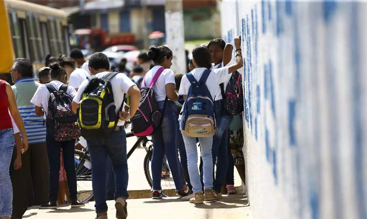 Os estudantes poderão sacar parte do dinheiro durante o ano, mas outra parte só poderá ser utilizada depois da conclusão desta etapa do ensino. - Foto: Marcelo Camargo/ Agência Brasil