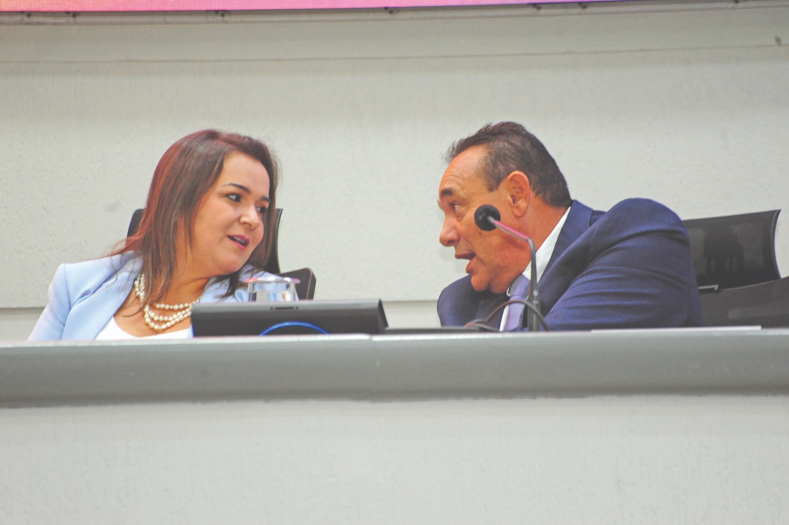 Prefeita Adriane Lopes e vereador Carlão na sessão Solene na Câmara que marca retorno dos trabalhos dos vereadores - Foto: Nilson Figueiredo