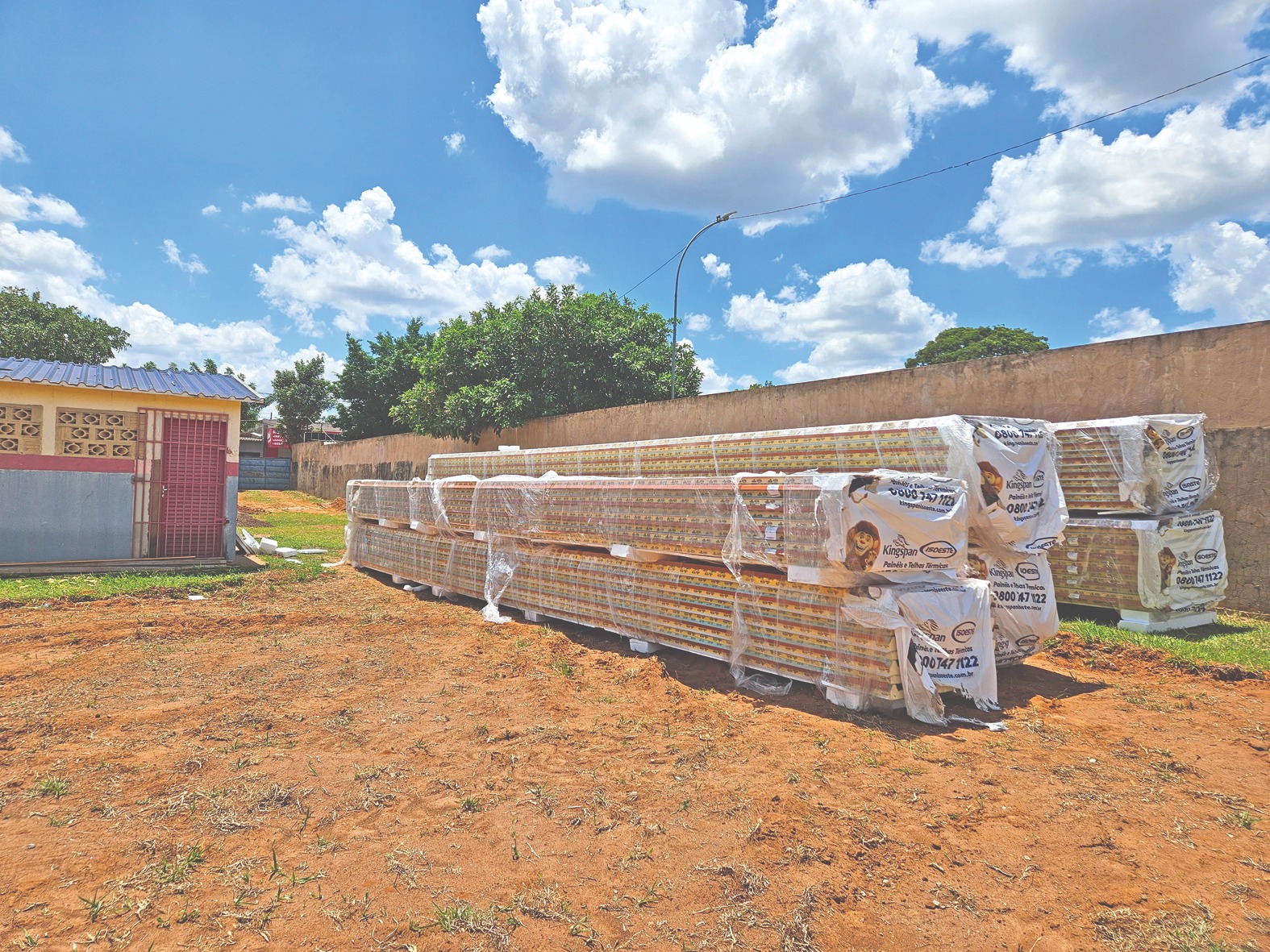 Local onde salas
deveriam ser instaladas
na Escola Professora
Arlene Marques - Foto: Inez nazira