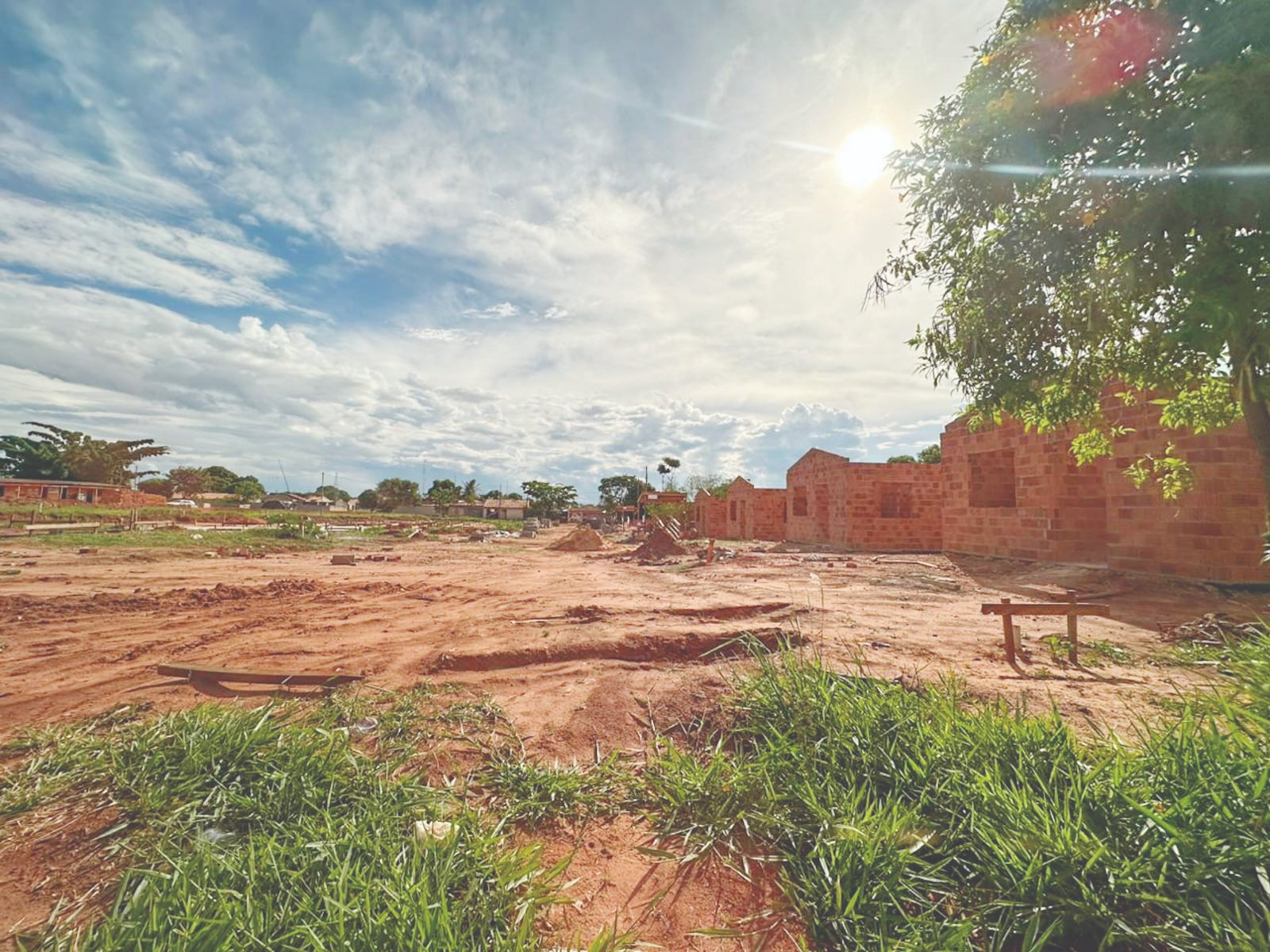 Foto: População acompanha
o início da construção
das primeiras paredes
erguidas no Talismã/Marcos Maluf