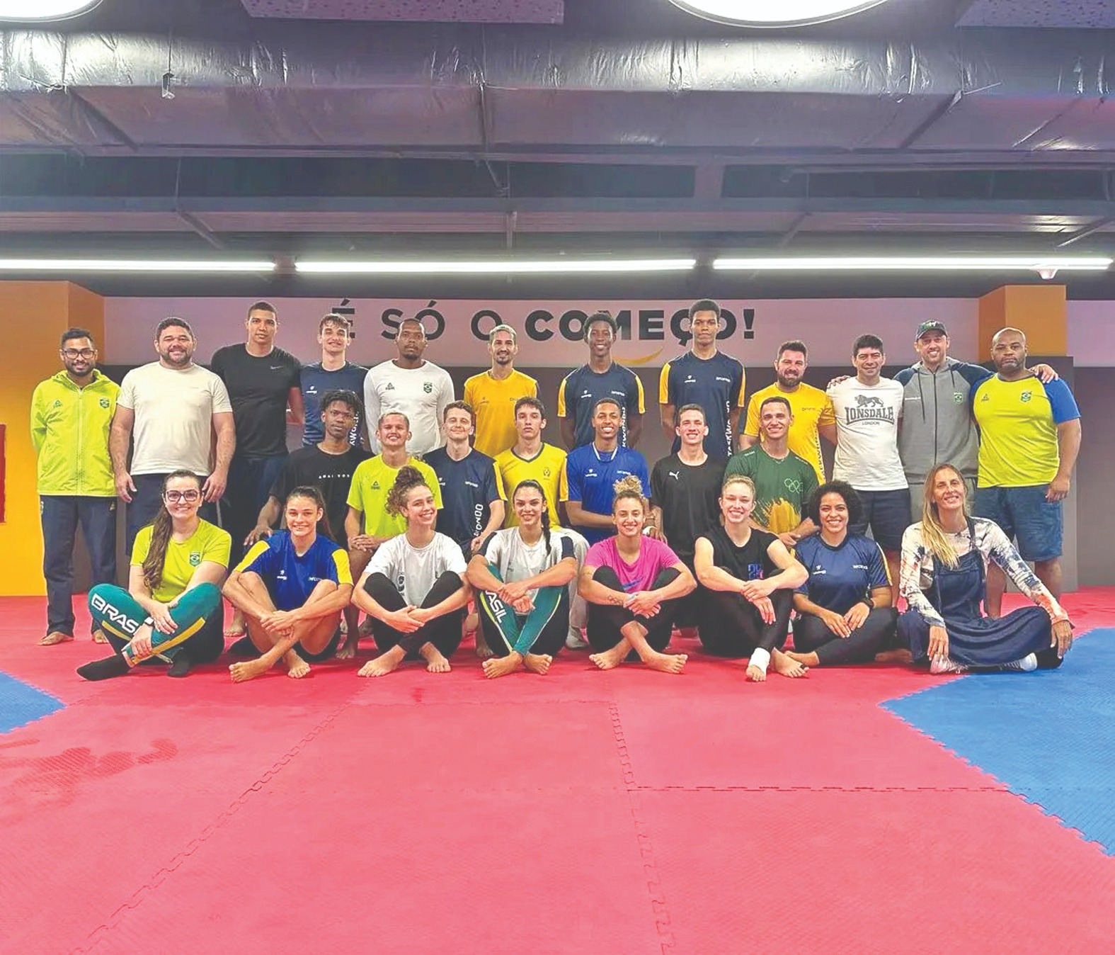 Foto: Luiz Aquino com equipe brasileira em treino no Rio de Janeiro/Confederação Brasileira de Taekwondo