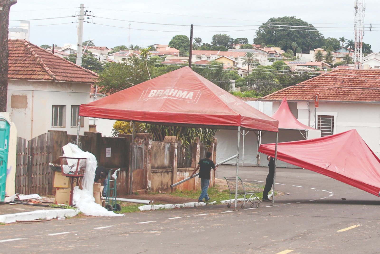 Foto: Comerciantes e
moradores temem ficar
sem o acesso à casas e
locais de trabalho/Marcos Maluf