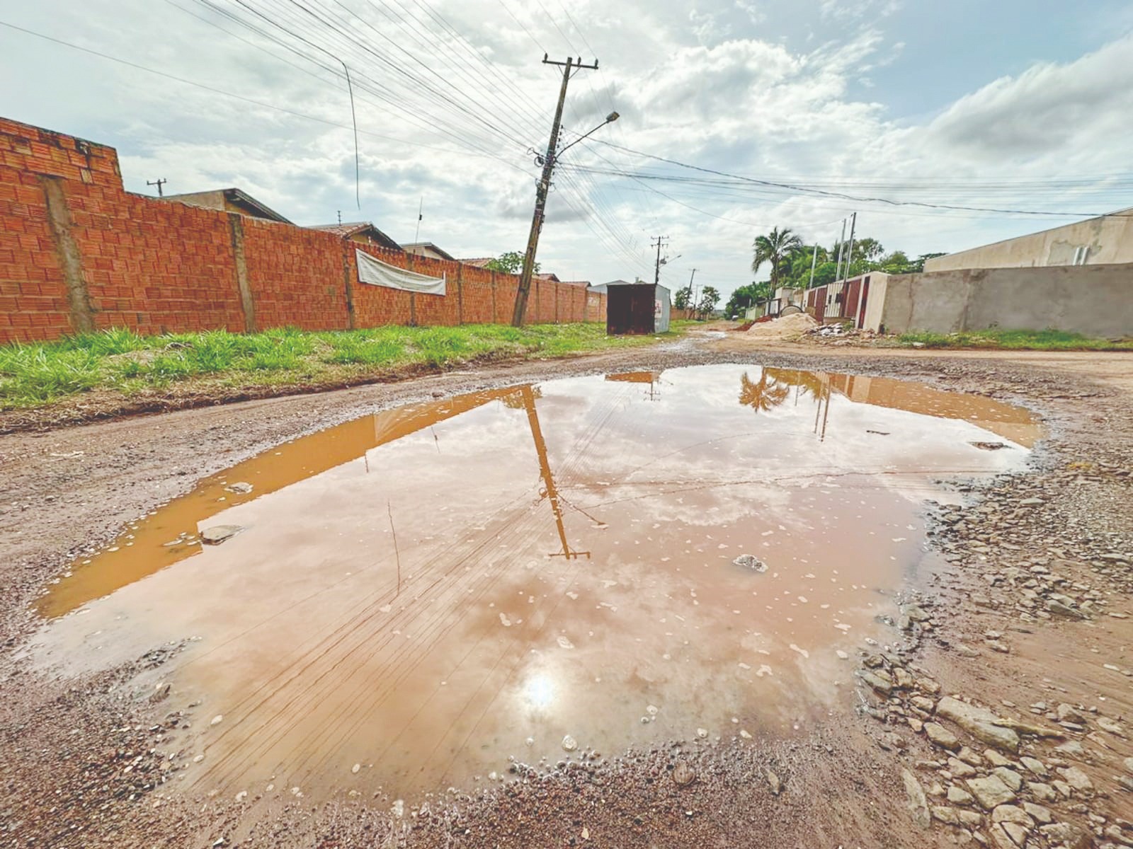 Foto: Equipe encontrou
buraco cheio de água, o
que também preocupa
a população da região/Marcos Maluf