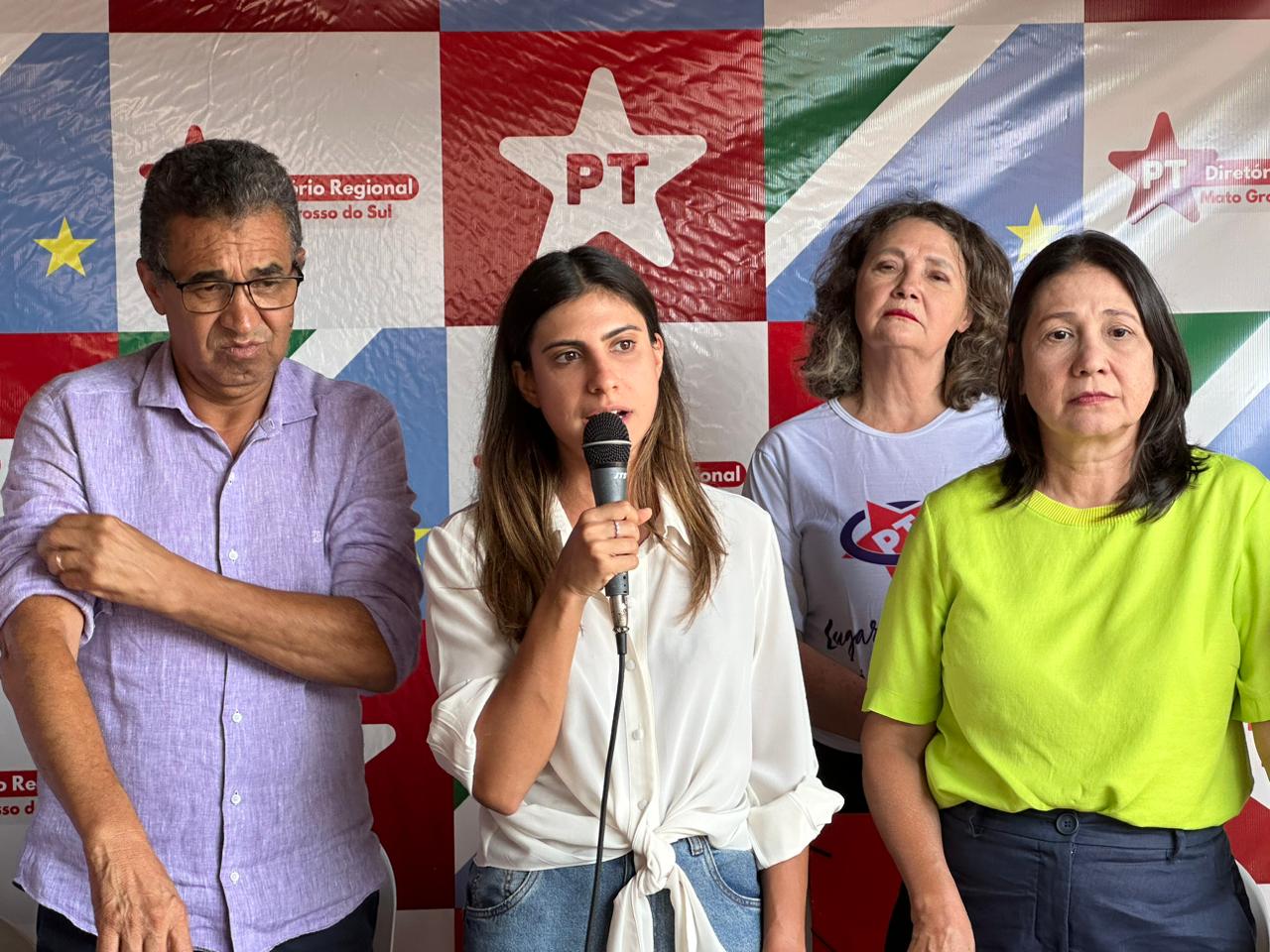 Foto: Camila e representantes do PT anunciando sua candidatura/Marcos Maluf