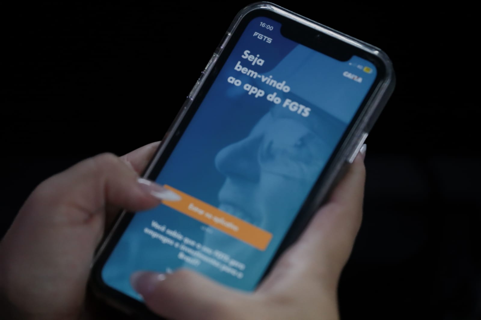 Usuária do FGTS
acessando aplicativo
pelo celular. Foto: Marcos Maluf