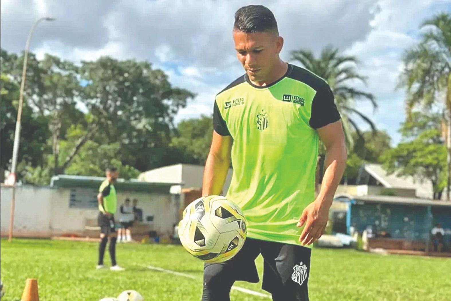 Regularizado,
venezuelano
McAllyster pode ser
novidade no Operário. Foto: Divulgação