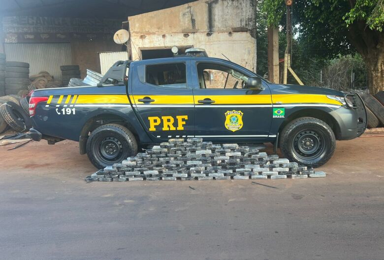 Com o apoio de cães farejadores, a polícia encontrou 105 quilos de cocaína (Foto: Divulgação/PRF)