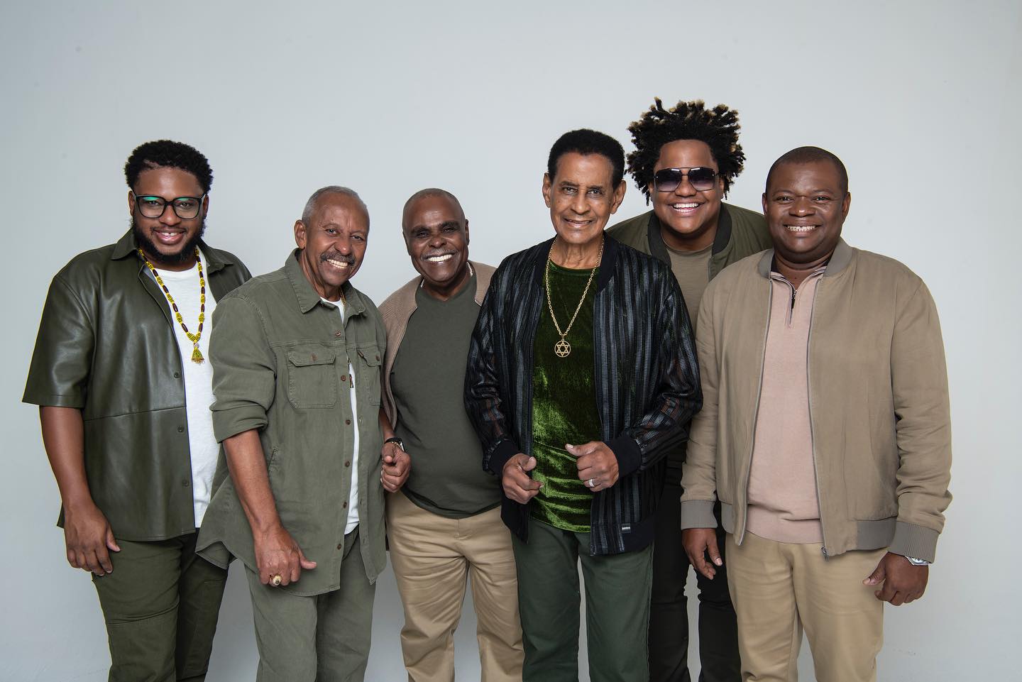 Grupo se tornou uma referência no samba, mantendo a tradição do partido alto e a batucada, preservando a autenticidade e essência do samba de raiz - Foto: Divulgação