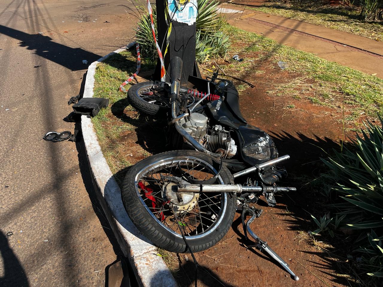 Moto após colisão (Foto: Roberta Martins)