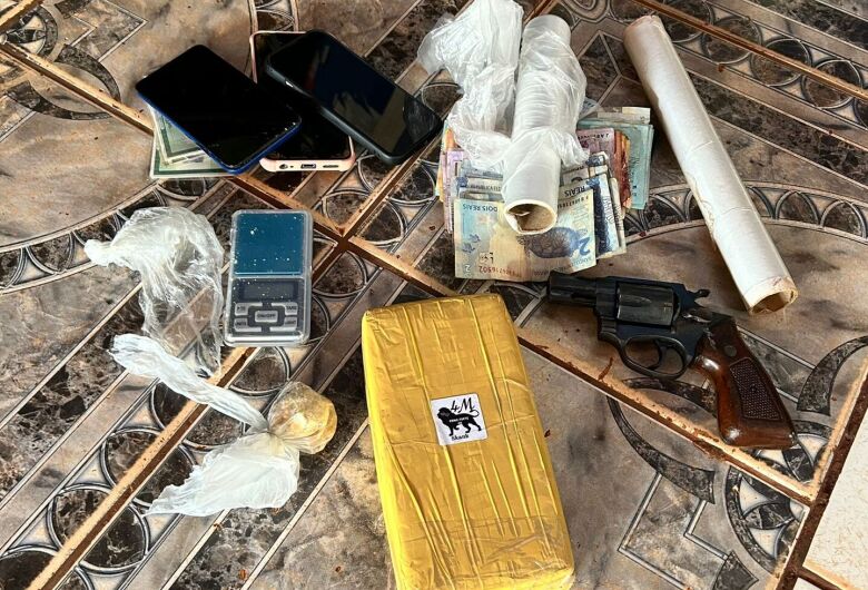 Além da droga, foram encontrados diversos materiais ligados ao tráfico (Foto: Osvaldo Duarte /Dourados News)