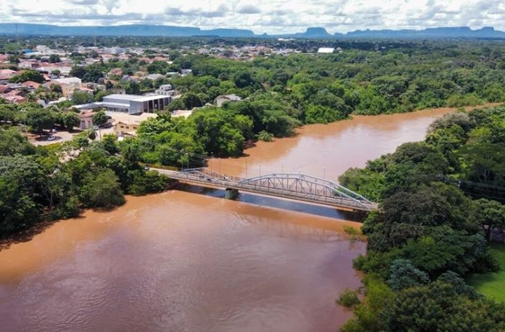 Jovem é resgatada de rocha no Rio Aquidauana após desaparecer em Rochedo