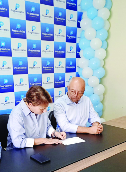 Senadora Tereza Cristina assina ficha de filiação do vereador Peninha para disputar Prefeitura de Rochedo - Foto: Reprodução