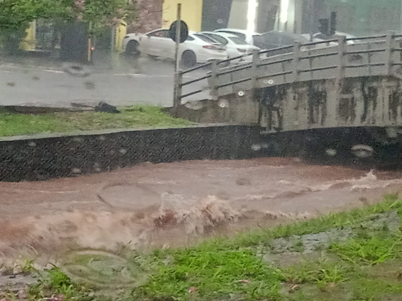 Chuva intensa atinge Campo Grande na manhã desta terça