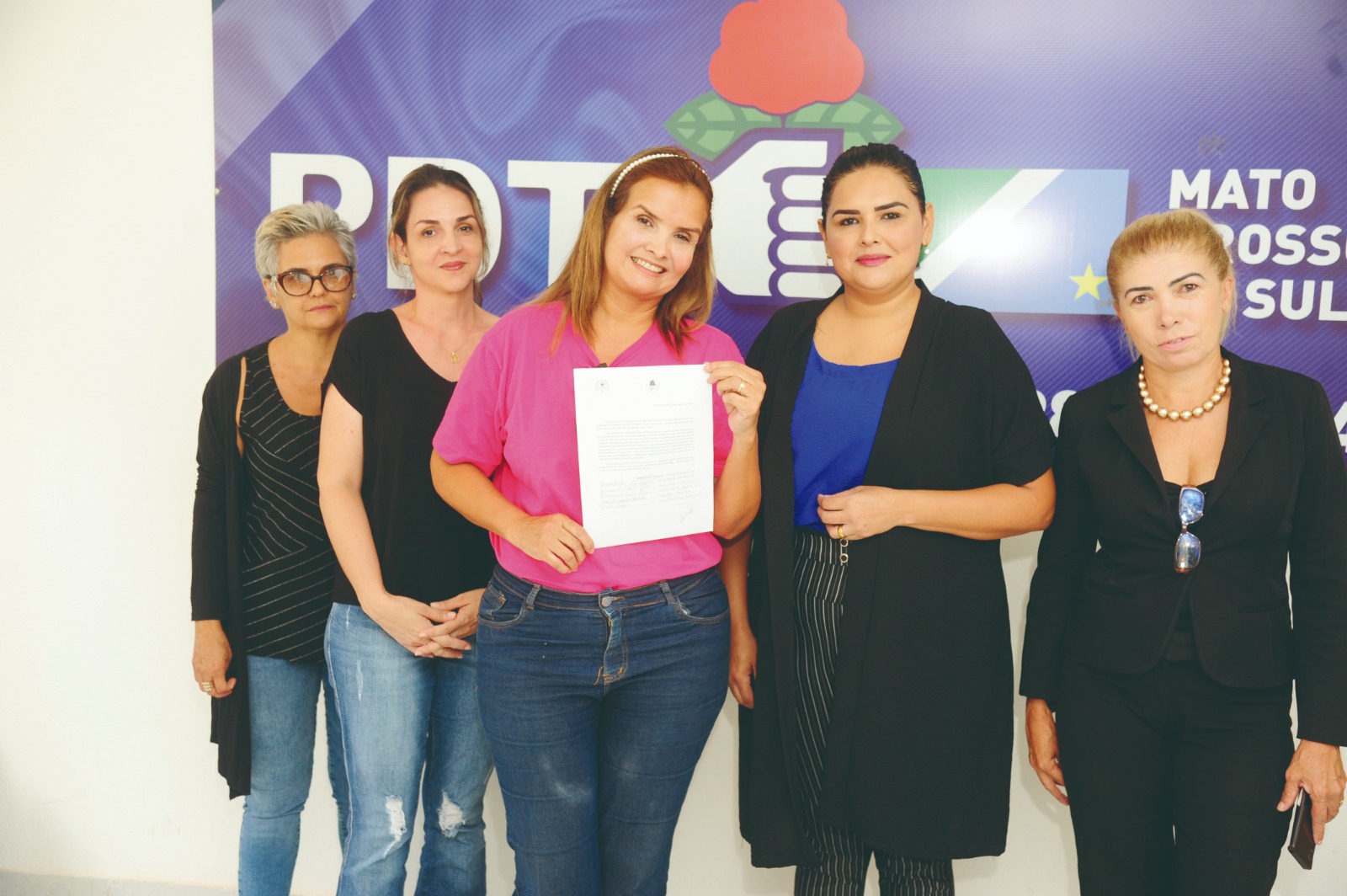 Professora Rose Farias ao lado de outras mulheres do PDT entregam carta de repúdio sobre filiação de Marquinhos Trad - Foto: Nilson Figueiredo