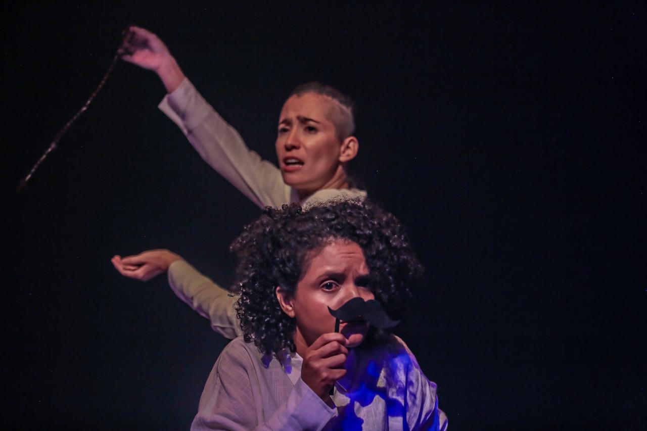 A diretora do espetáculo e atriz Ligia Prieto dá vida a Bento Santiago e Amanda Pessoa interpreta Capitu Foto: Marithê do Céu