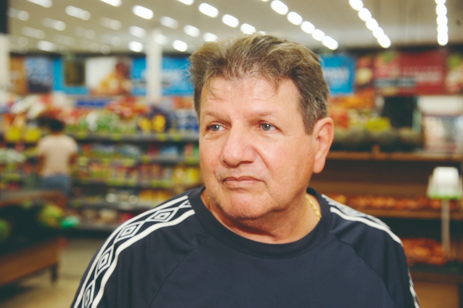 Barbeiro Sebastião
Carlos Flores Farias
durante entrevista ao
jornal O Estado ( Foto: Nilson Figueiredo)