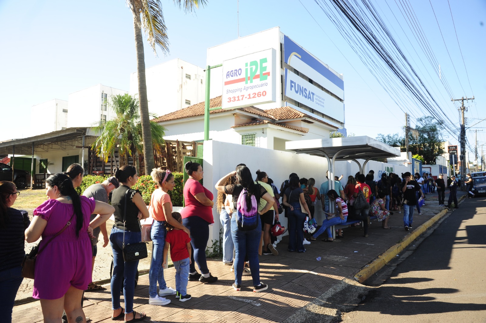 Em busca de vaga no cadastro reserva do primt, população faz fila em frente a Funsat ( Foto: Nilson Figueiredo )