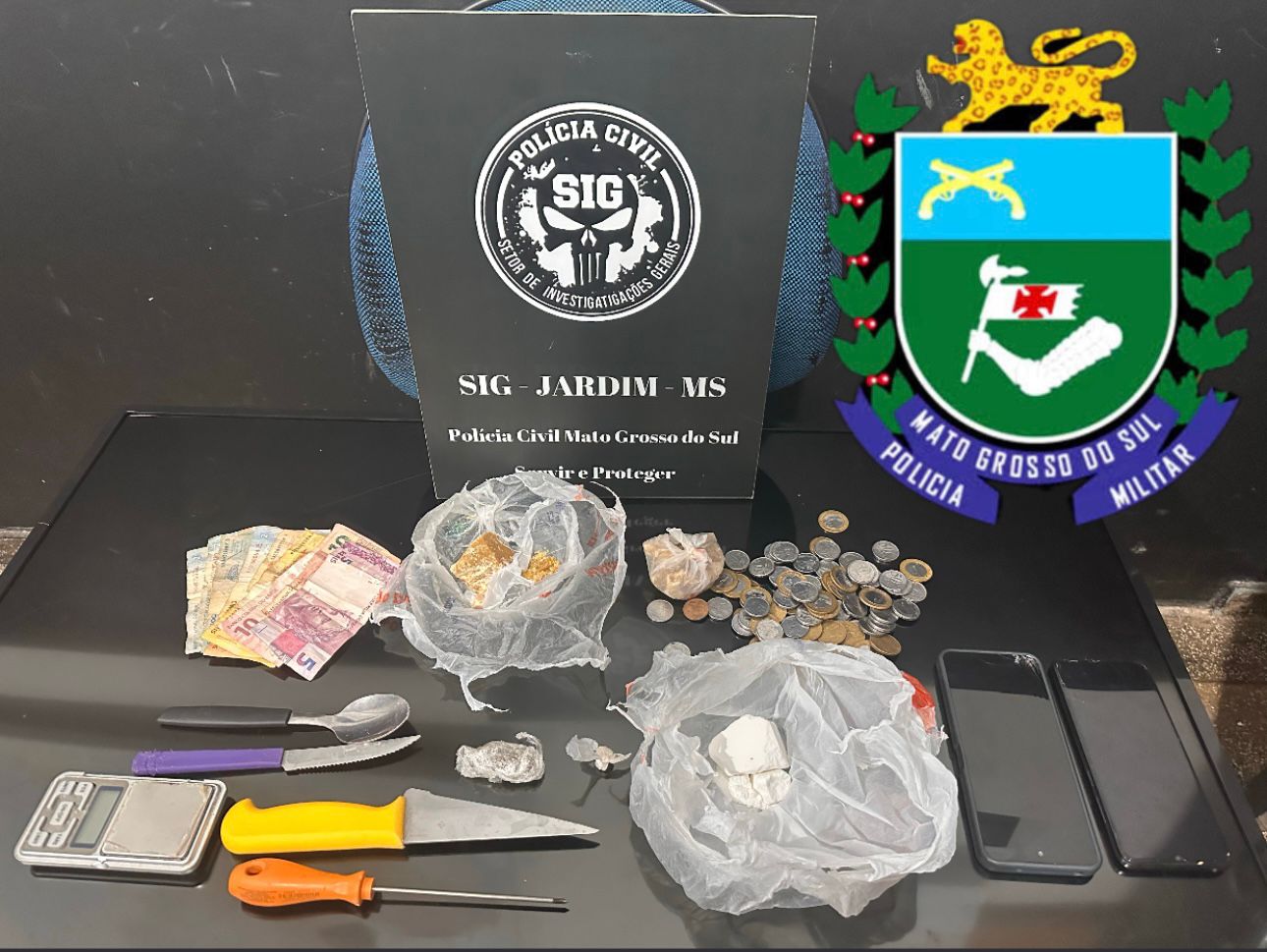 Itens apreendidos com o casal (Foto: Divulgação/PCMS)