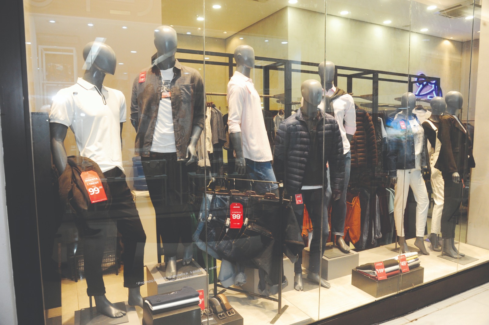 Casacos já tomam
conta das vitrines de
lojas no Centro de
Campo Grande (Fotos: Nilson Figueiredo)