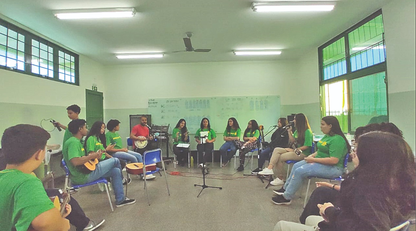 Professor compartilha conhecimento de violão, cavaquinho e canto por meio de músicas populares brasileiras nas escolas (Foto: Régiss Azevedo/Arquivo pessoal)