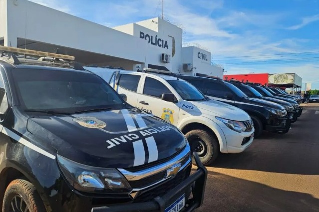Carros em frente a delegacia (Foto: Reprodução)