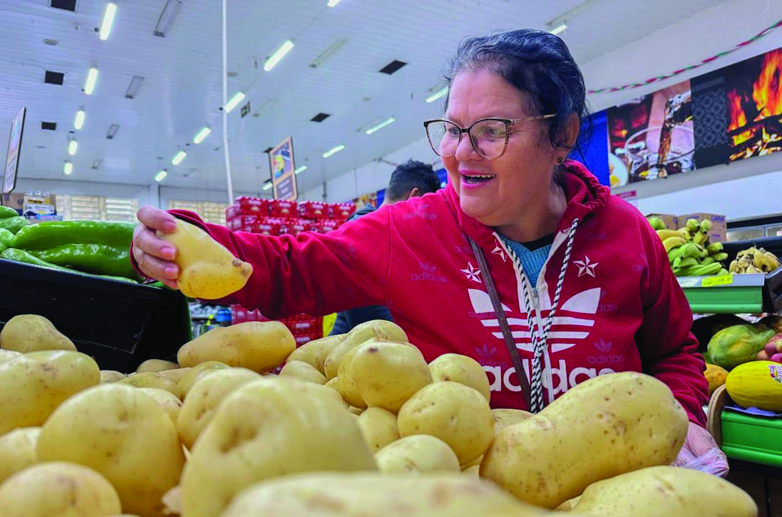 Consumidora
escolhendo batata
em supermercado (Foto: Marcos Maluf)