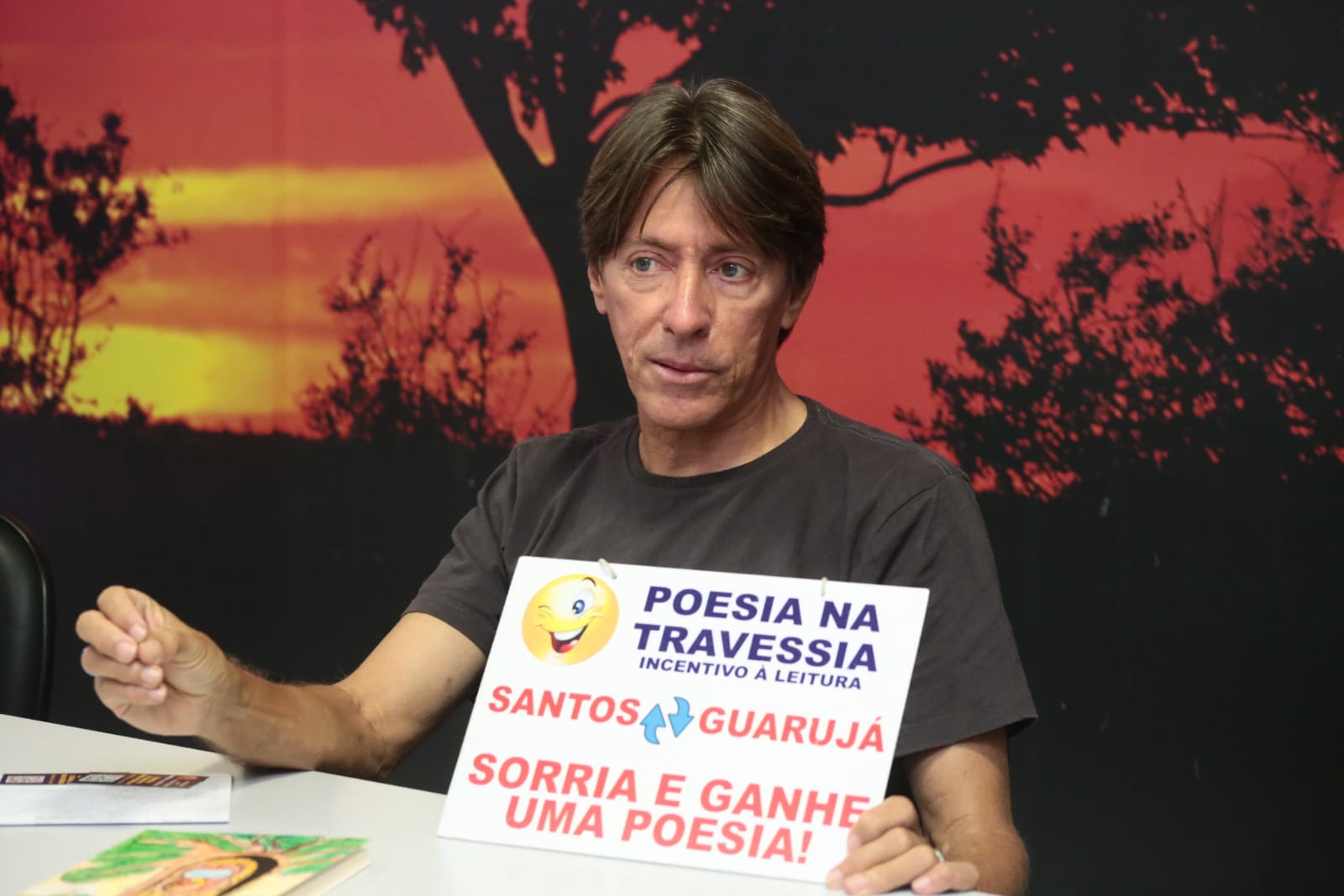Fábio Rogério divulga
a produção literária do
Estado doando livros no
Guarujá, e quer ir além (Foto: Marcos Maluf )