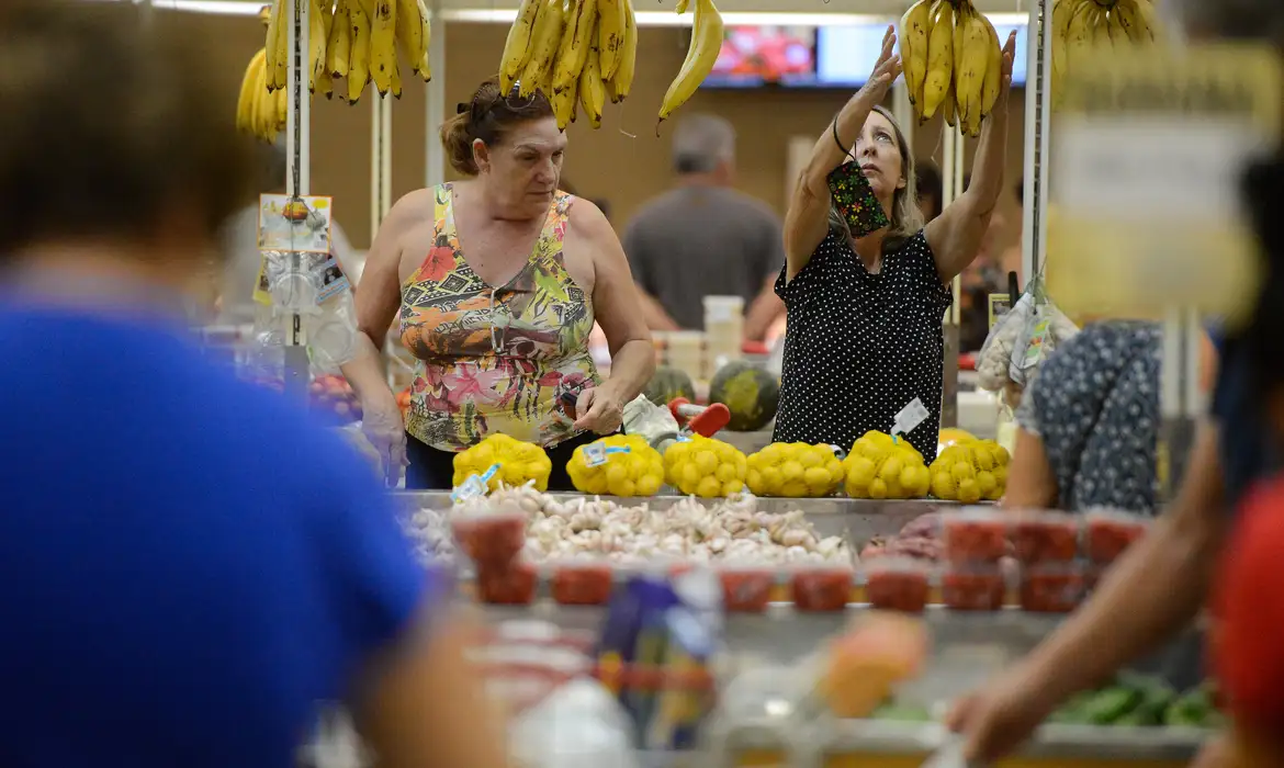 Inflação desacelera em fevereiro, mas alimentos ainda pesam no bolso