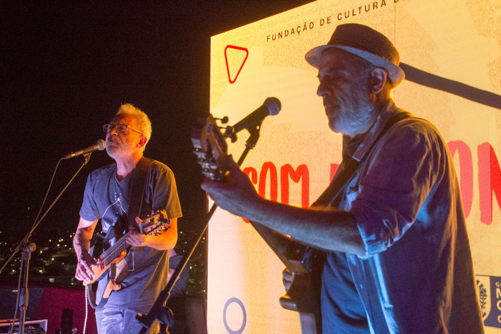 Jerry Espíndola e Rodrigo
Teixeira apresentaram
uma performance
envolvente na festa ( Foto: Thamires Mulatinho)