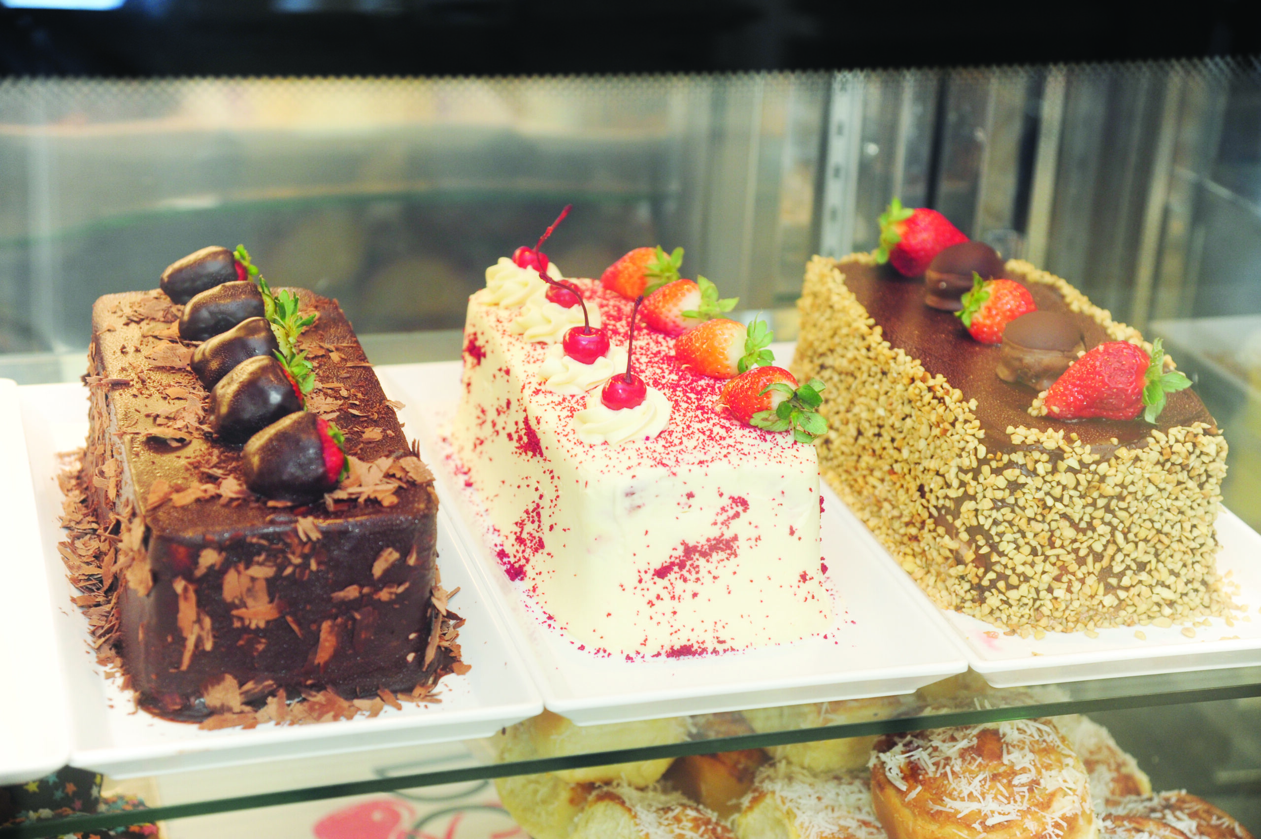 Bolos recheados
expostos para a venda
em vitrine de doceria (Foto: Nilson Figueiredo)