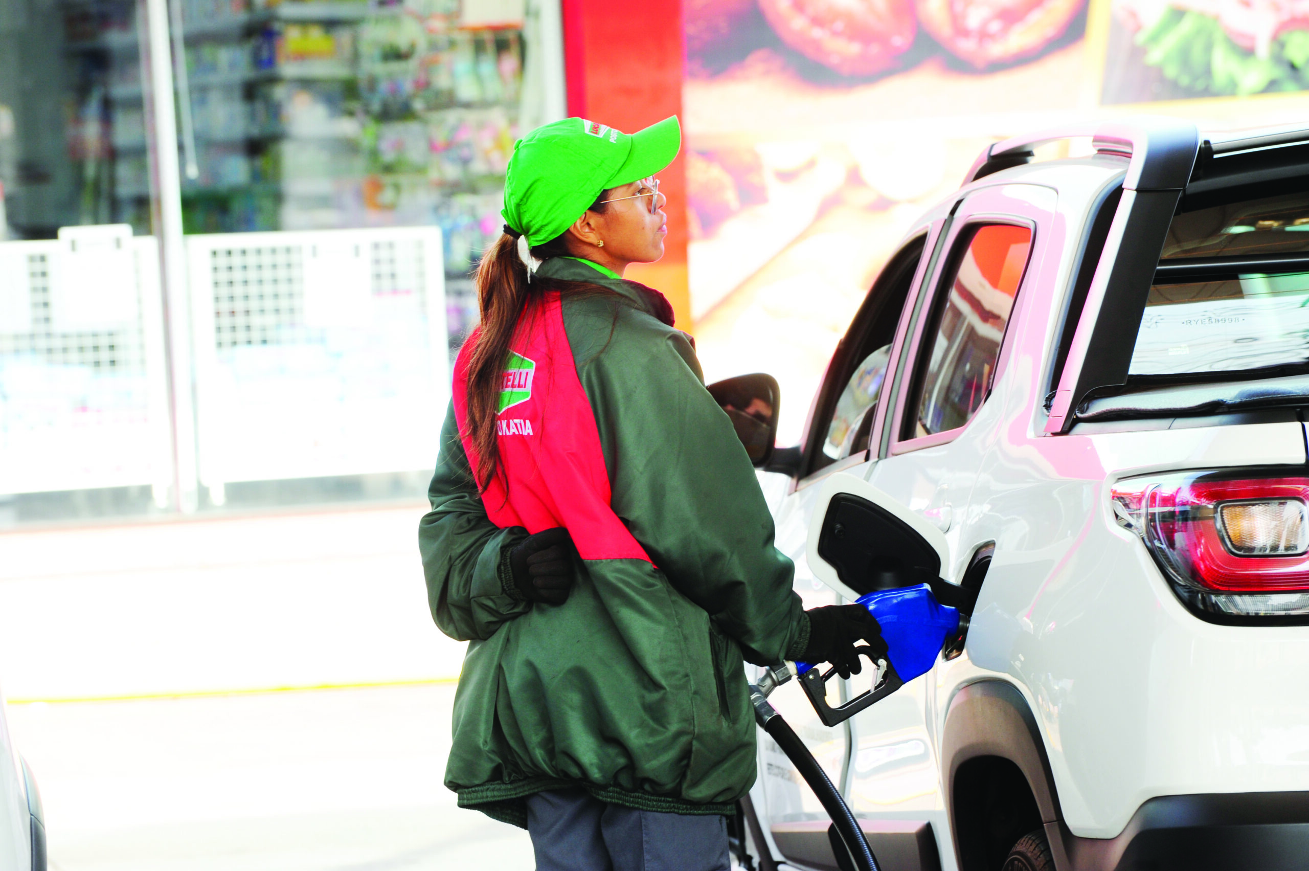 Frentista abastecendo
carro em posto de
combustível na Capital ( Foto: Nilson Figueiredo )
