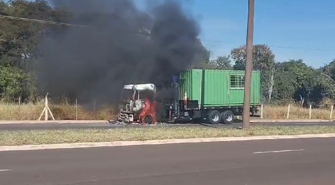 Caminhão pegou fogo nesta manhã - Foto: Direto das ruas