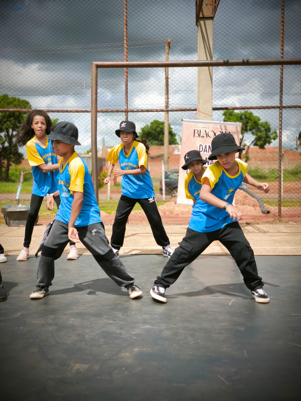 Projeto atende
aproximadamente 100
crianças e adolescentes
com oficinas de dança ( Fotos: Bruna Oshiro/Instagram)