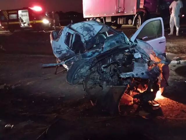 Motorista sobrevive a grave acidente entre caminhão e picape em Chapadão do Sul