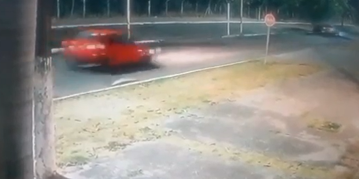 Homem bate carro contra árvore em Corumbá; Veja vídeo