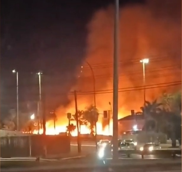 Incêndio em vegetação provoca intensa fumaça na região da Gury Marques em Campo Grande